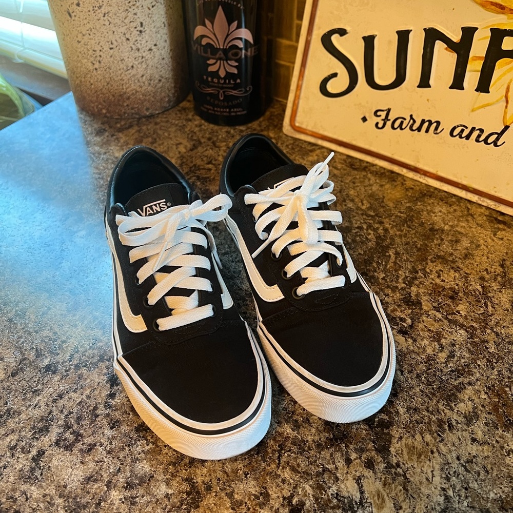 Women’s black vans
